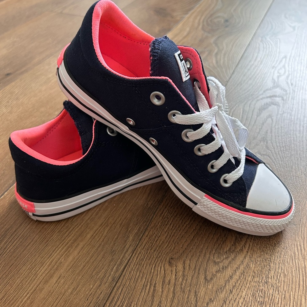 Converse Women’s Size 7 in Navy and Pink